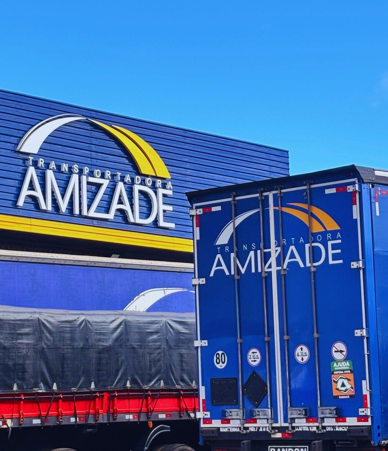 Caminhão da Transportadora Amizade em frente ao armazém da empresa